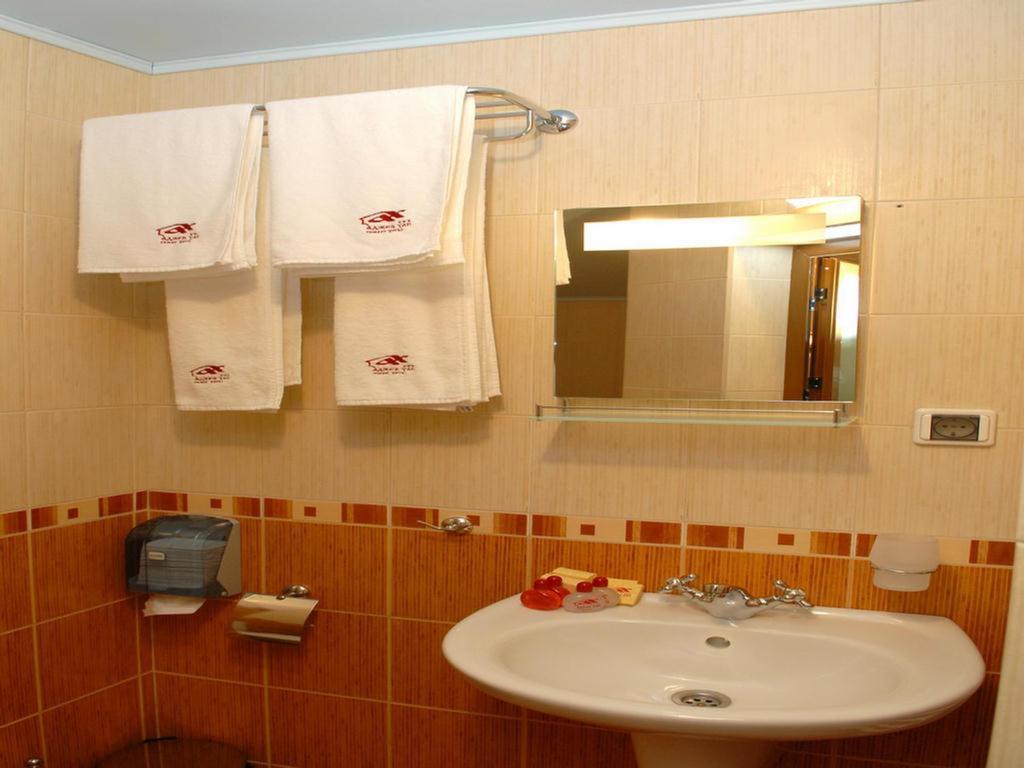 Hotel Pirinski Han - Old Adjev Han 산단스키 객실 사진